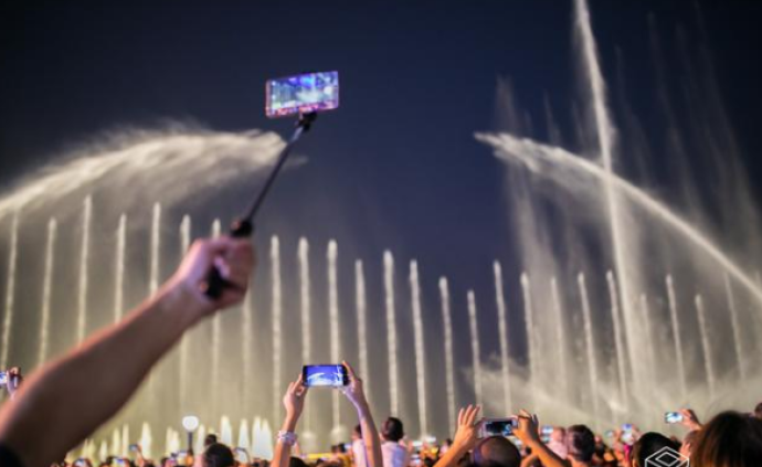 久违的西湖音乐喷泉与游客再见面，所有人都举起了手机