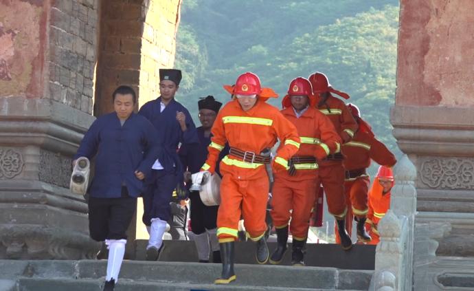 武当山遇真宫消防演练，道士持水枪灭火