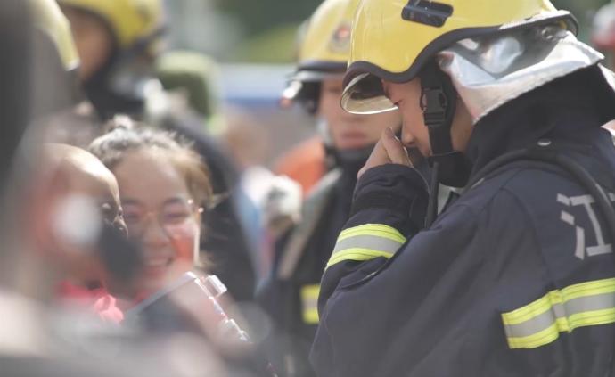 消防员一年多未回家，转身看到妻儿泪崩
