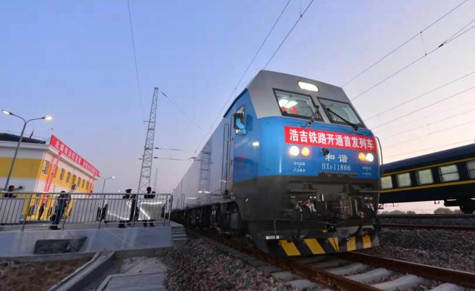 首发万吨列车，浩吉铁路正式开通运营