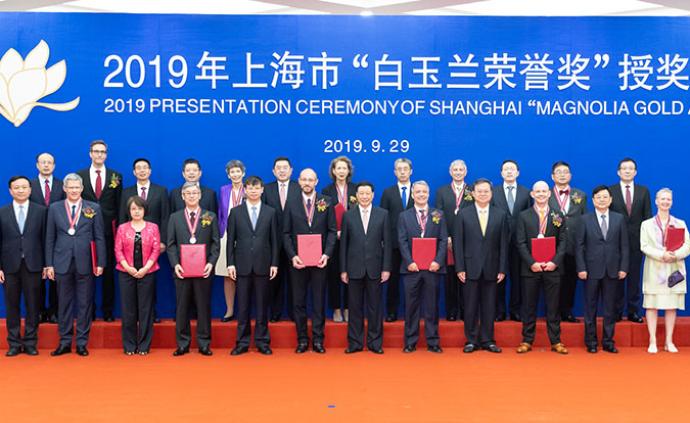 今年这12位外籍人士荣获上海市“白玉兰荣誉奖”，应勇颁奖