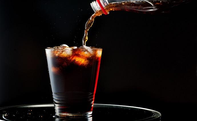 喝可乐会导致食管破裂？  