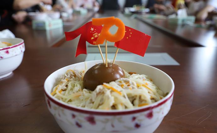上海一小区吃“国庆面”，来了一位明天过70岁生日的老伯