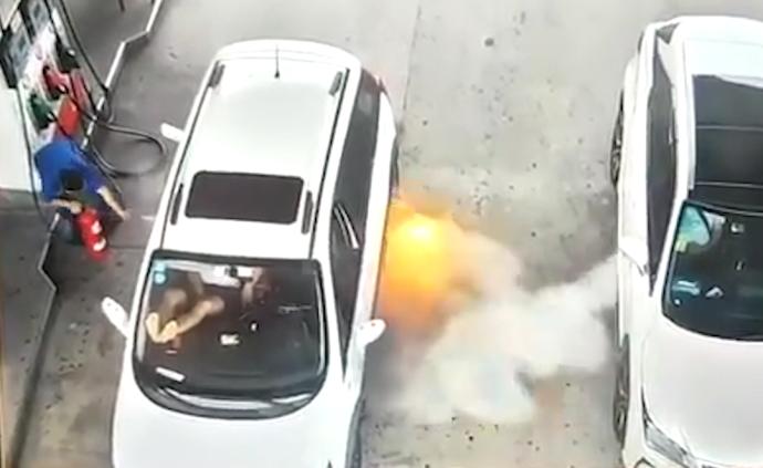 轎車加油站內突起火，員工教科書式救火