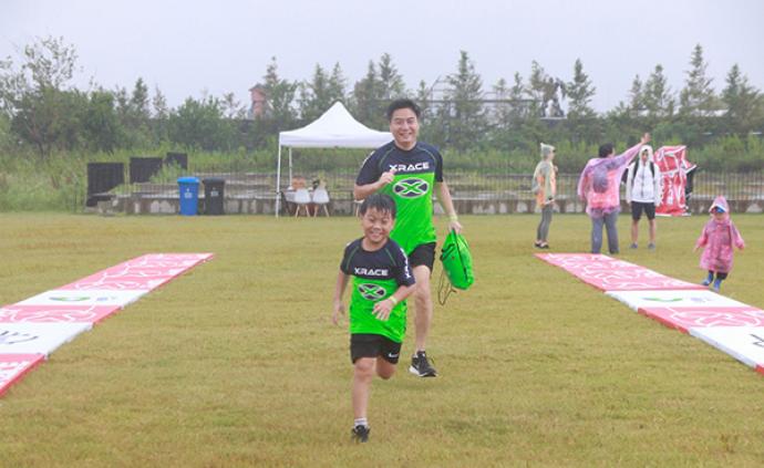 上海国际大众体育节开幕当天，近百组中外家庭队伍风雨中竞赛