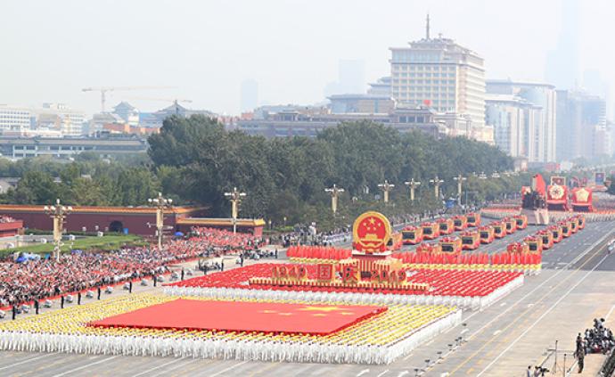 群众游行丨国旗方阵、国庆年号和国徽方阵、致敬方阵拉开序幕