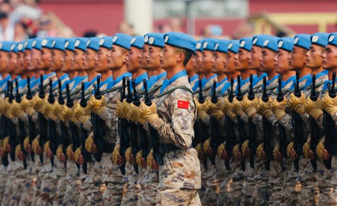 国庆丨贝雷帽迷彩服，维和部队方队亮相