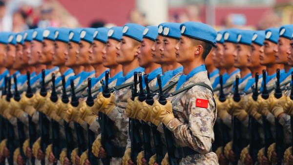 国庆丨贝雷帽迷彩服，维和部队方队亮相