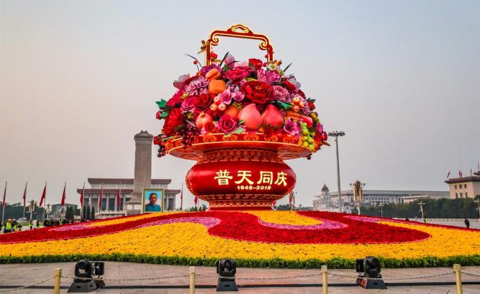 “普天同庆”中心花坛亮相天安门广场，仅用7小时组装