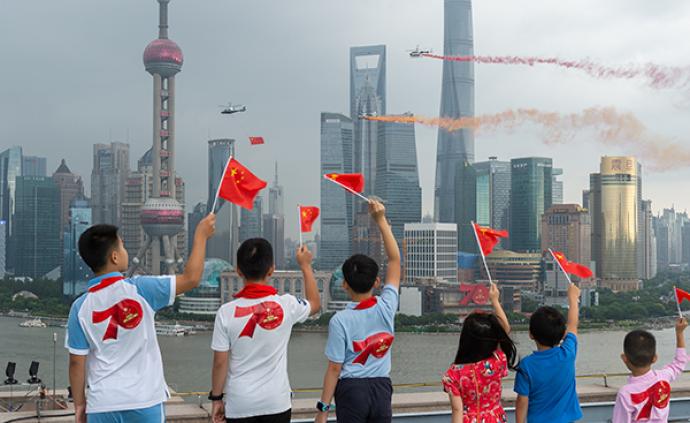 外滩上空有一面五星红旗！上海公安警航直升机今日挂国旗巡飞