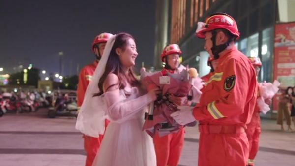 消防员执勤不放假，女护士手捧鲜花来求婚