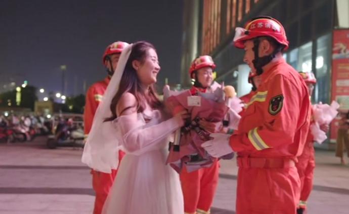 消防员执勤不放假，女护士手捧鲜花来求婚