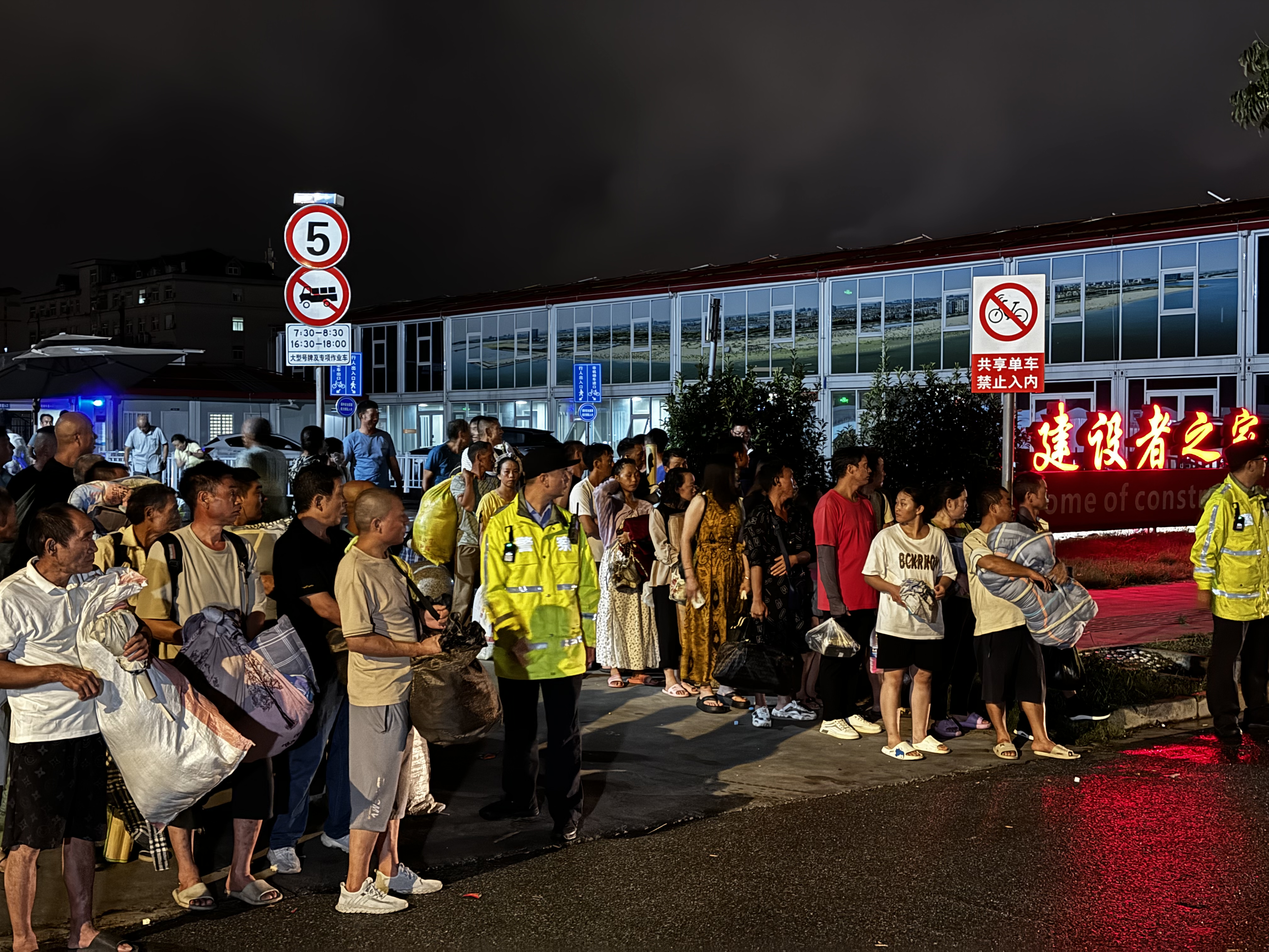 新澳门彩霸王:台风“普拉桑”将至，上海市金山区山阳镇转移近400名建筑工人