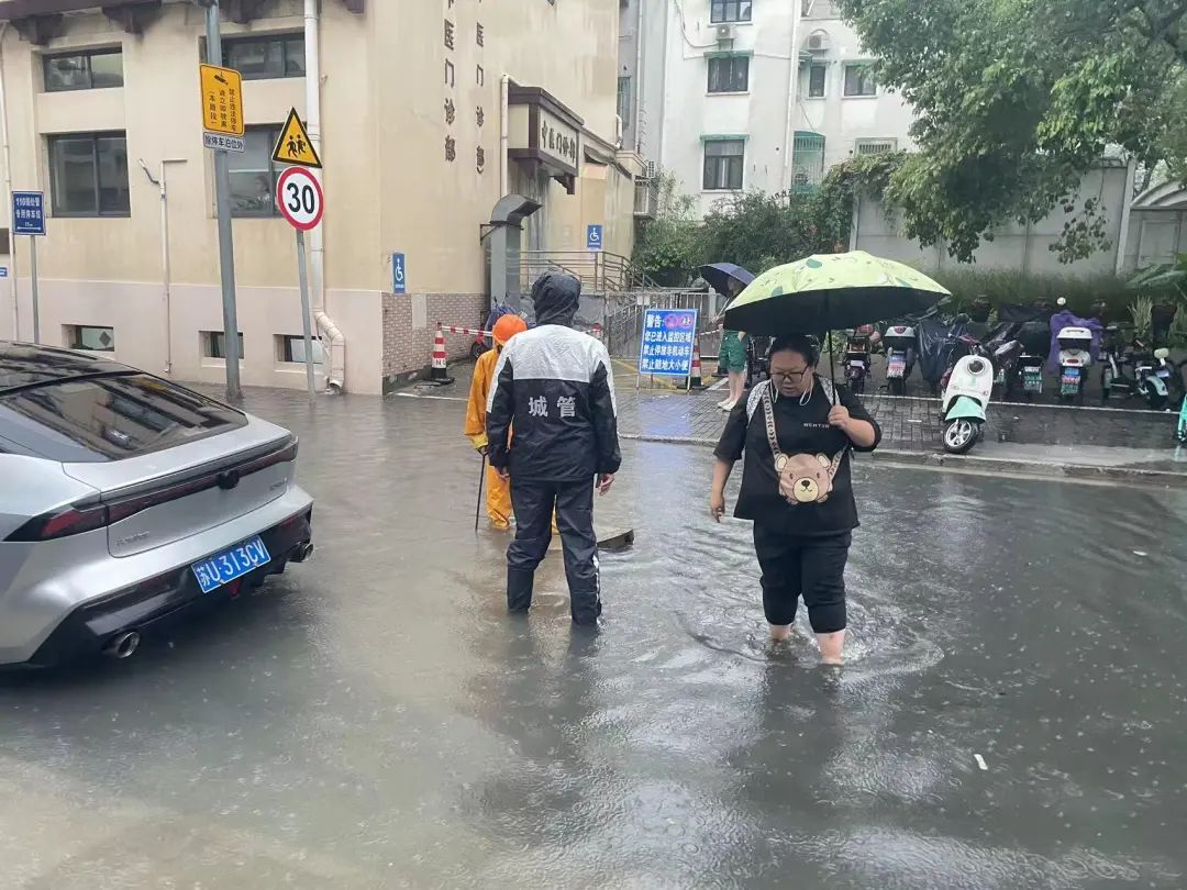 苏州河水位上涨、小梁薄板房积水，风雨中他们这样守护上海  第1张