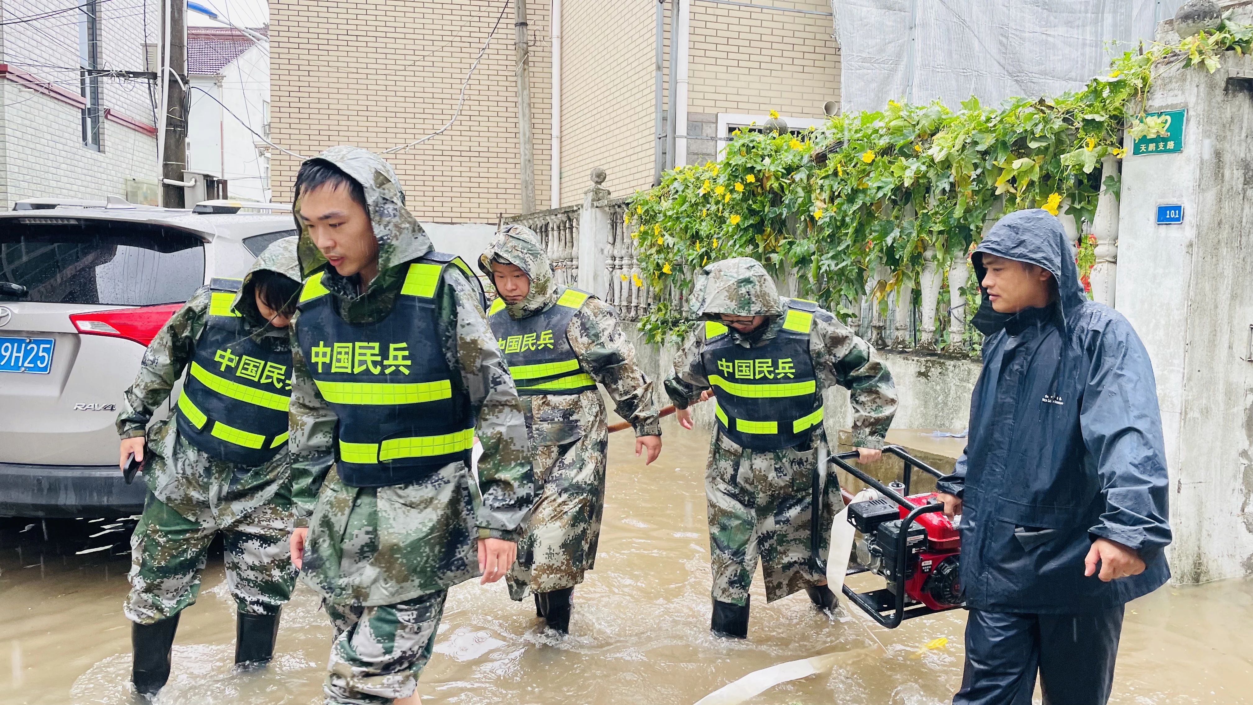 香港雷锋马会传真:上海奉贤区四团镇基本完成积水排除，区应急响应降至四级