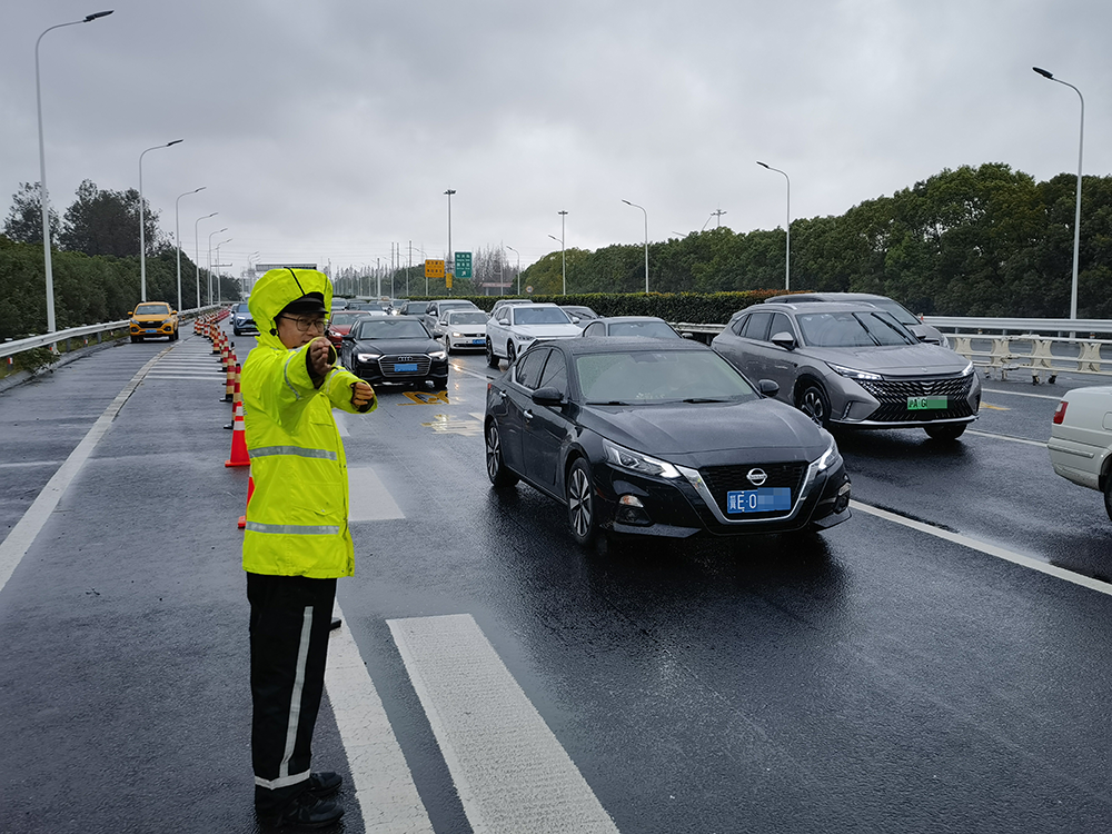 三期必内必中一期:返程高峰已至，上海警方多策应对G40长江隧桥、虹桥枢纽大客流