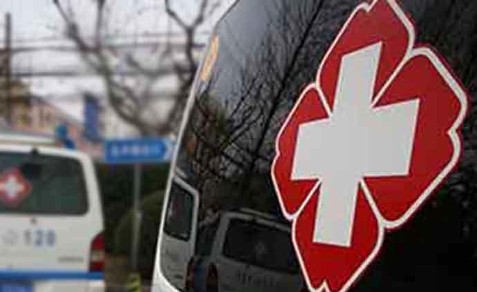 肇庆鼎湖警方：辖区一警车与轿车碰撞致3人受伤，事故正调查