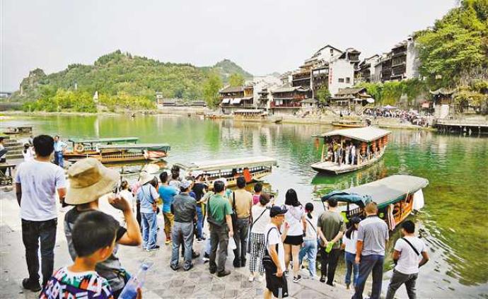 重庆温馨提示市民把更多空间留给外地游客，网友点赞