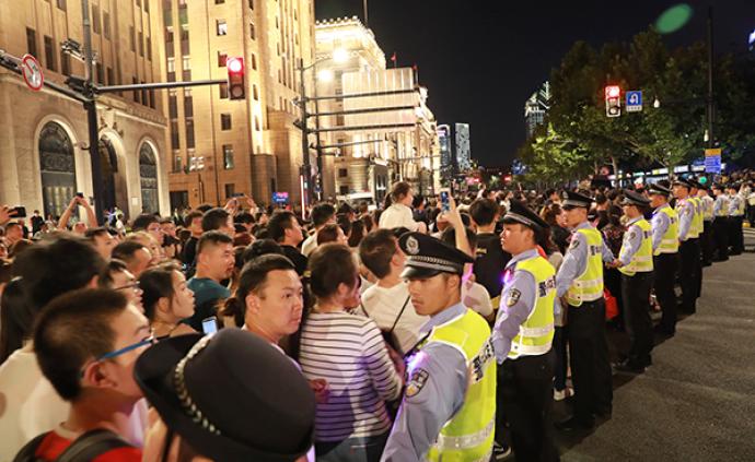 除了“雨刷式过街”，上海民警在国庆假期还做了很多很多