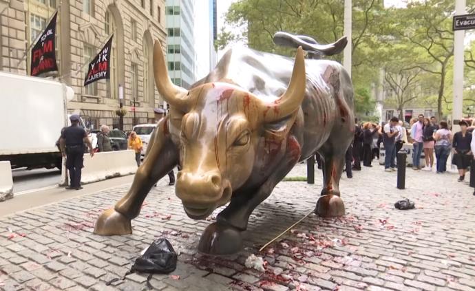 华尔街铜牛被泼“血”：一个月内伤两次