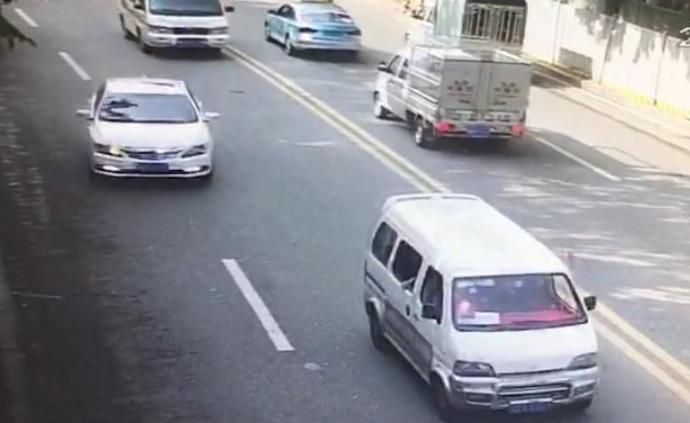 无视救护车鸣笛占据快车道不避让，四川攀枝花一司机被处罚