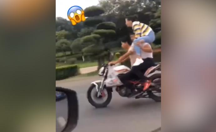 秀特技?摩托乘客將女友架肩上被網友舉報