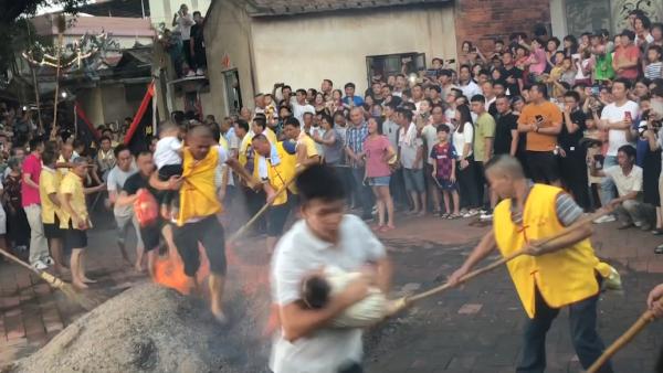 庆祝哪吒诞辰，漳州百余村民赤脚踏火