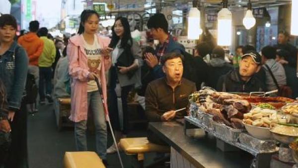 盲人女孩独自游韩国，全程靠一部手机，吃美食逛商场毫无障碍