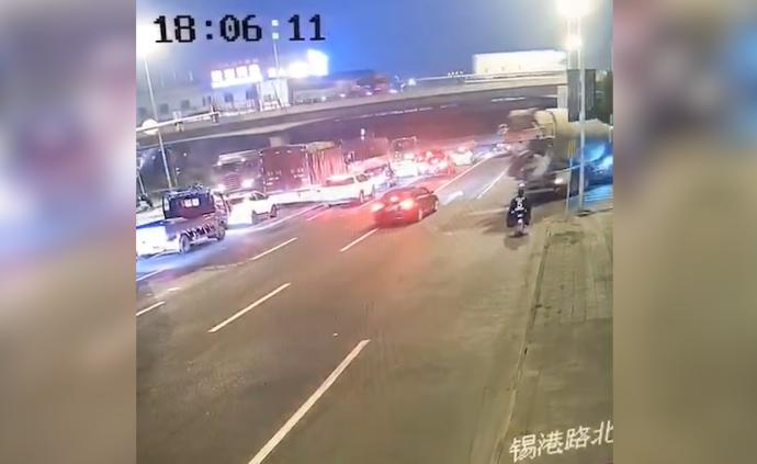 无锡塌桥事故：3辆车被压，1辆是空车