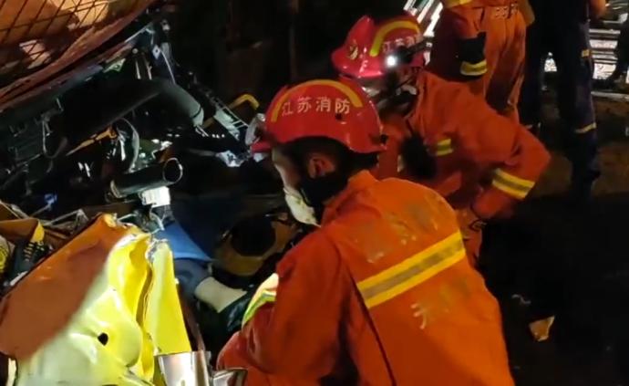 无锡塌桥救援现场：消防搜救被压车中人员