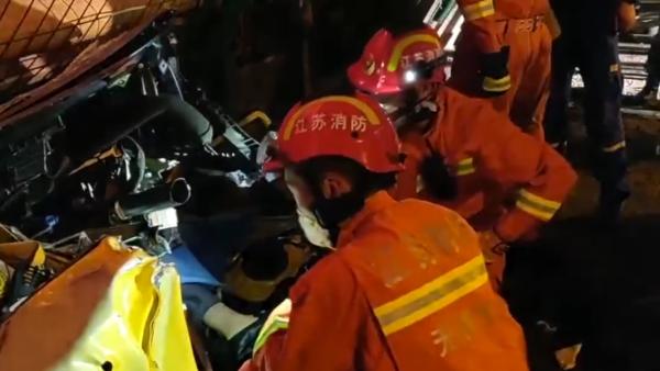 无锡塌桥救援现场：消防搜救被压车中人员
