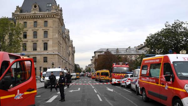 男子持刀袭击巴黎警察总局，4警员身亡