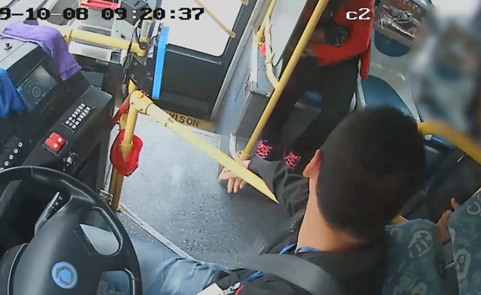 老人坐过站，在行驶的公交上掌掴司机