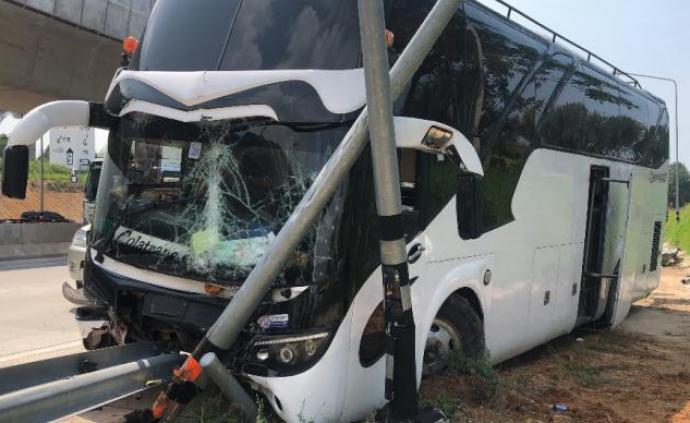 泰国载17名中国游客大巴侧翻致7人伤，司机：早知车有问题