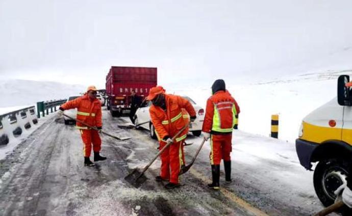 青海海北局地再次降雪致交通受阻，多部门雪夜保通