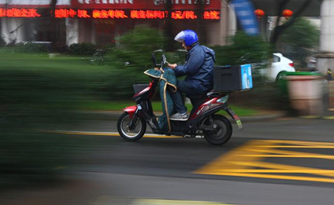 济南交警将“骑电动车、自行车玩手机”列入严查范围