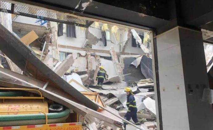 南京一建筑墙体坍塌多人受伤，物业称事故原因为野蛮装修