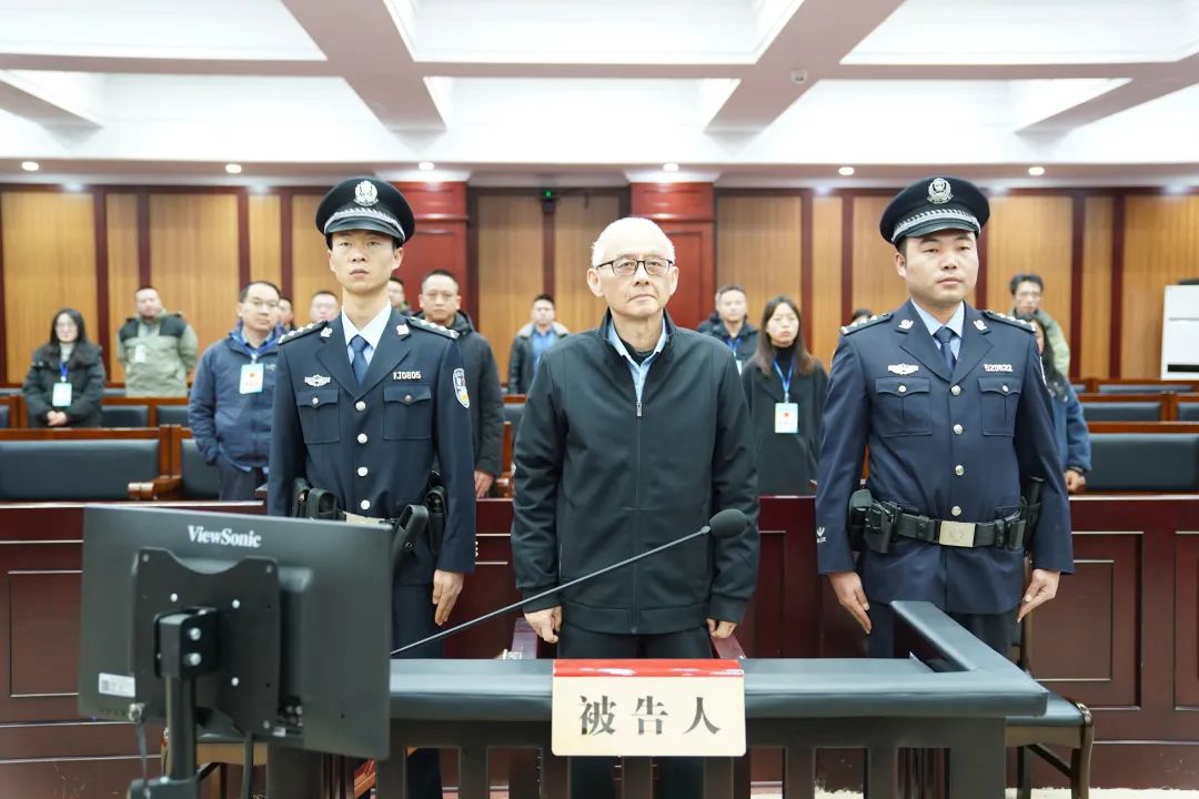 受贿超两千万元，贵州省机场集团原董事长申振东获刑十二年半