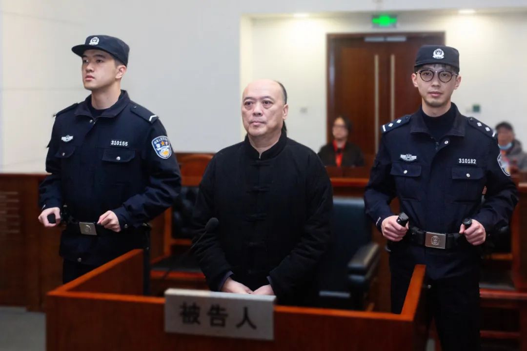 上海一中院一审公开宣判被告人李锦明受贿、伪造武装部队证件案