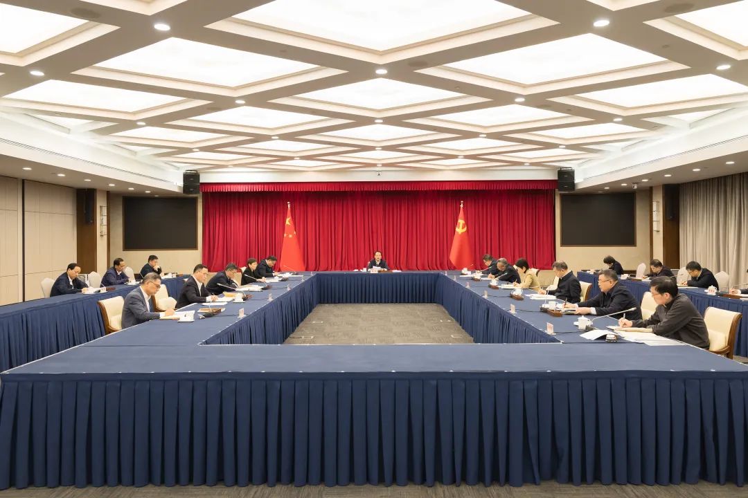 上海市政府党组召开2024年度民主生活会