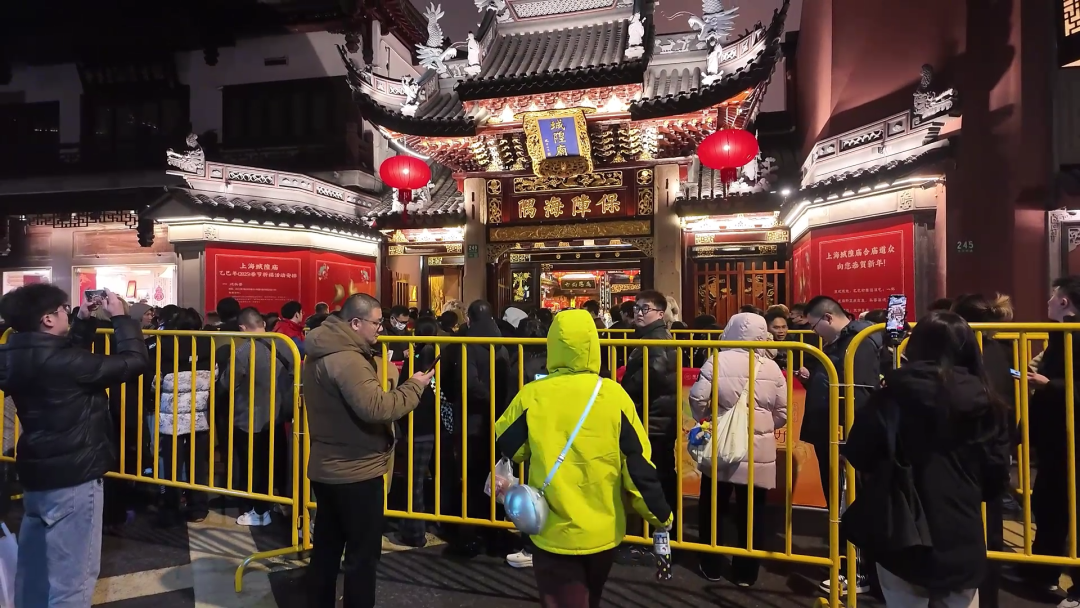 大年初五“迎财神”，上海城隍庙人气旺