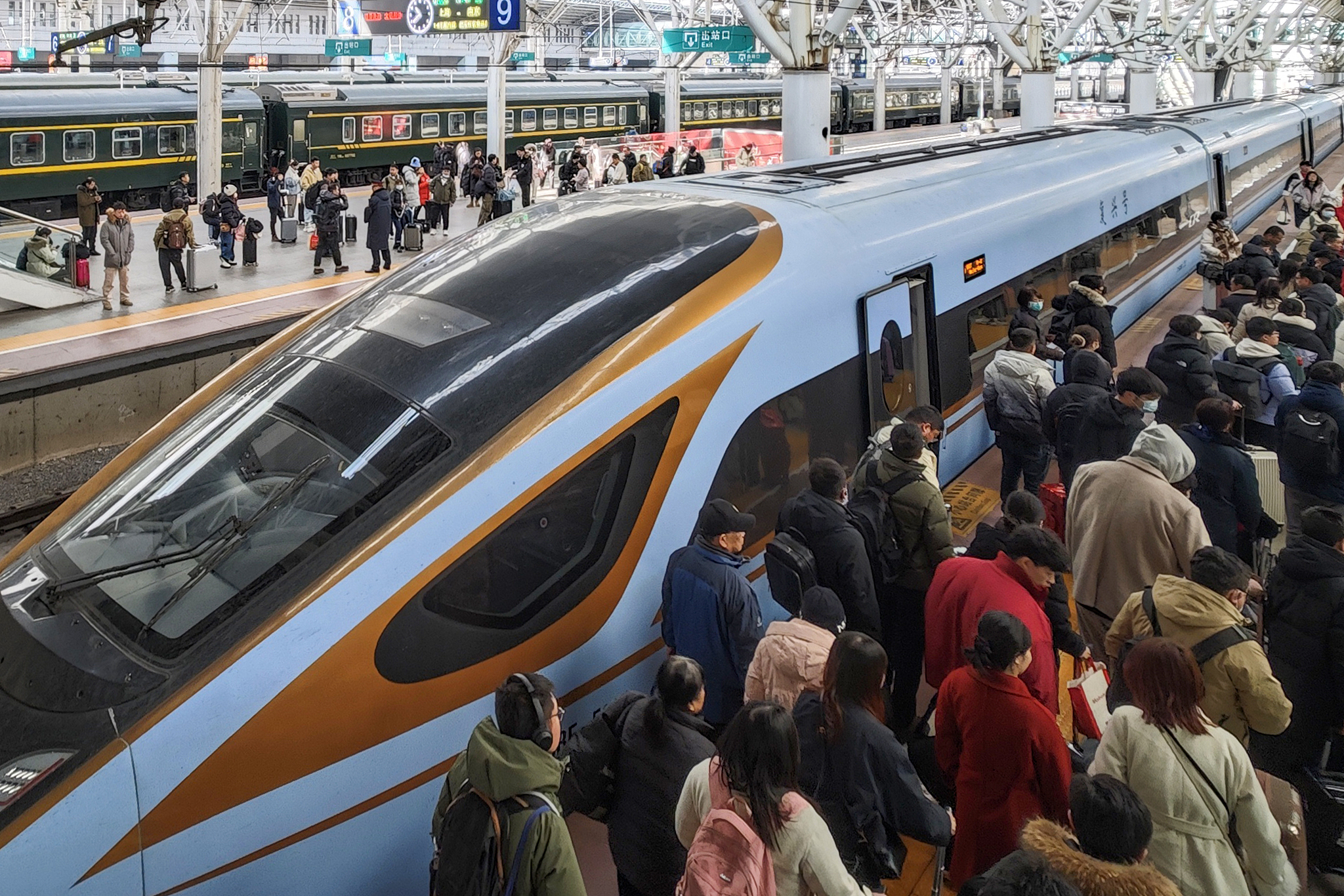 国铁集团：2月12日全国铁路预计发送旅客1030万人次