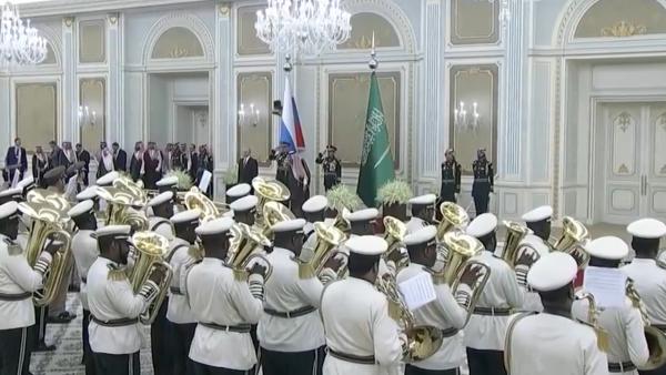 尴尬！沙特用跑调的俄罗斯国歌迎普京来访