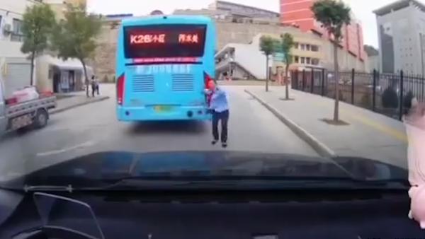 公交溜车女司机追车跑，被撞车上传出尖叫