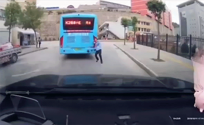 公交溜车女司机追车跑，被撞车上传出尖叫