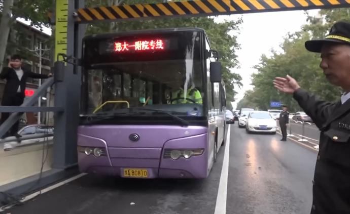 郑州一公交车撞断限高杆，乘客破窗逃出