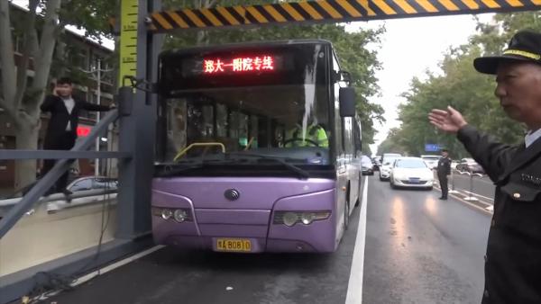 郑州一公交车撞断限高杆，乘客破窗逃出