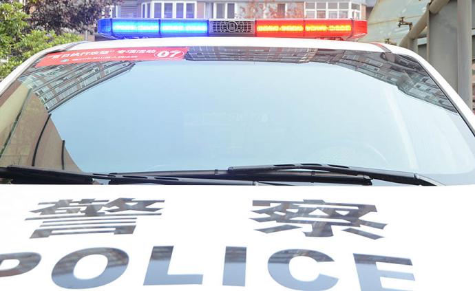 广州警方：因怀疑商品变质起争执，一女子持菜刀砍伤超市员工