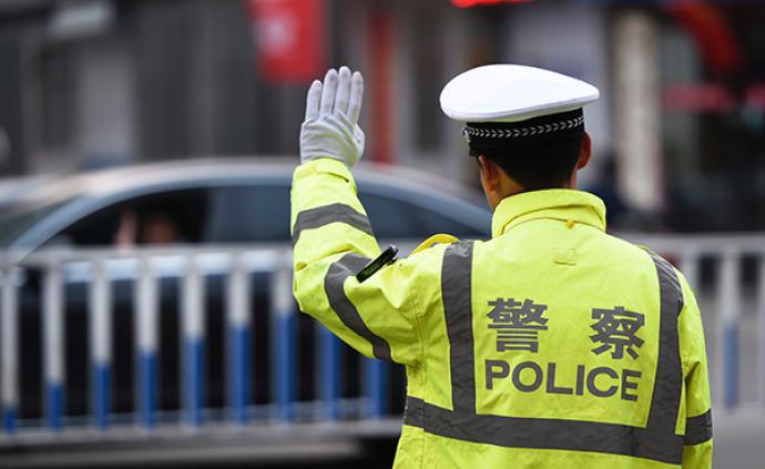 上海各交通违法处理点排长队，5.2万起交通违法被加处罚款