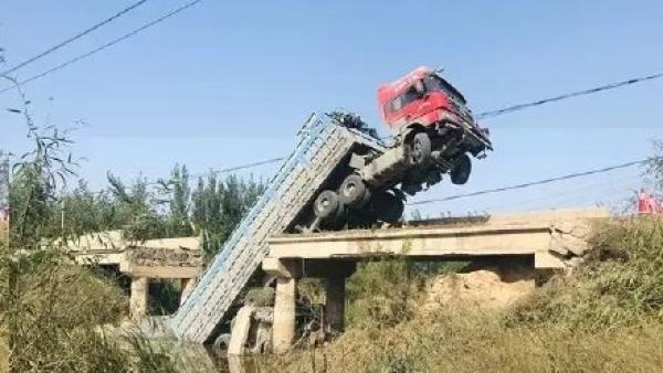 山东滨州：运熟料货车压塌一座4米宽桥